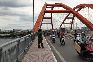 Người đàn ông để lại sổ khám bệnh nhảy cầu Bình Lợi