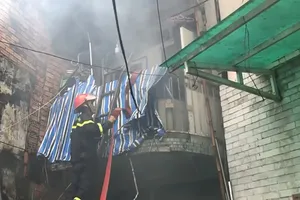 Cháy nhà trong hẻm ở quận 1, may mắn 8 người thoát nạn