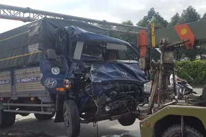 Người dân hô hoán giải cứu phụ xe mắc kẹt sau tai nạn