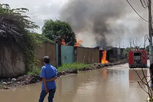 Bãi phế liệu cháy dữ dội kèm tiếng nổ ở Bình Chánh