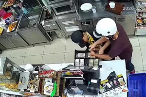 Khởi tố nhóm cướp cửa hàng tiện lợi