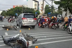 Nghi nhóm cướp giật tông xe liên hoàn