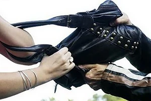 Tìm người bị giật túi xách chứa 190 triệu đồng ở TP.HCM