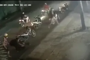 Nhóm giang hồ đập phá quán nhậu, chém nhân viên ở Gò Vấp