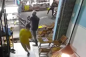 10 người dùng hung khí đập quán trà sữa ở Bình Tân