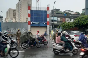 Nữ tài xế tông ô tô vào dải phân cách trên đường Nguyễn Văn Cừ