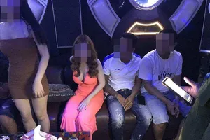 Nhóm nam nữ thanh niên ‘phê’ ma túy trong nhà hàng ở quận 1