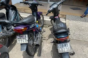 Bị 2 cô gái đuổi, nhóm cướp giật bỏ cả xe để chạy