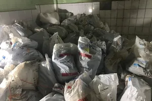 1 giám đốc ở TP.HCM bị bắt vì sản xuất găng tay y tế giả 