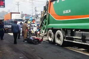 Cô gái bị xe chở rác cán qua chân ở Bình Chánh