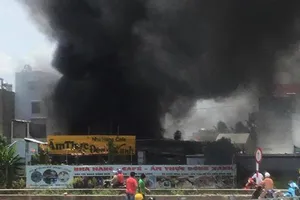 Khói lửa ngút trời ở nhà hàng, khách bỏ chạy tán loạn