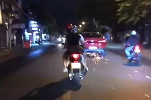 Chi tiết bất ngờ vụ nữ tài xế lái BMW cuốn xe máy bỏ chạy