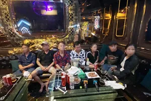 Hàng chục dân chơi ở karaoke Alibaba bị đưa về phường