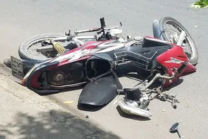 Người đàn ông chết bất thường bên xe máy bể nát