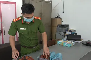 Lò làm giả giấy tờ 'cấp bằng' cho hàng trăm cử nhân