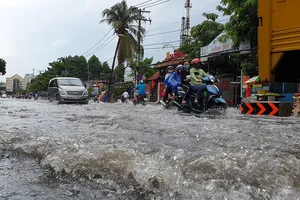 Nhiều tuyến đường ở quận Gò Vấp ngập sau trận mưa lớn 