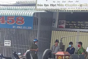 Củ Chi: Thi thể bé gái sơ sinh trong thùng rác ven đường