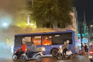 Xe buýt bốc cháy, tài xế nhanh tay mở cửa cứu hành khách 