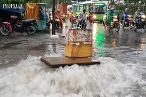 Thủ Đức: Lênh láng nước ở nhiều tuyến đường sau mưa to