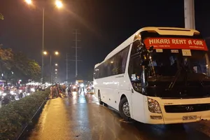 Người phụ nữ băng qua đường Phạm Văn Đồng bị xe khách cán