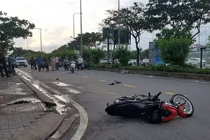 Xe máy va vào ba gác đẩy, 2 người trọng thương