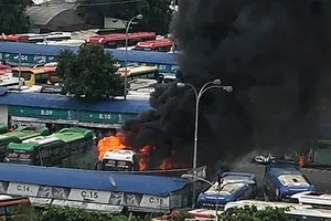 Xe giường nằm cháy dữ dội ngay trong Bến miền Đông