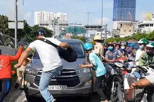 Sự thật bất ngờ vụ 5 xe máy rượt ô tô hô ‘cướp cướp!’