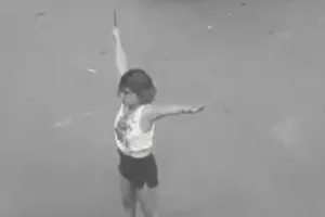 TP.HCM: 1 cô gái cầm dao ‘phân luồng’ giao thông