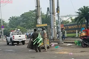 Người bán bánh mì bị rượt chém trước Công ty Pouyuen