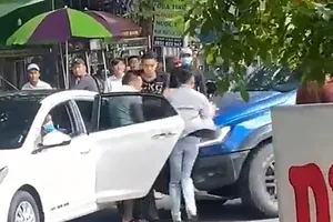  Lao xe bán tải vào nhóm người để giải cứu bạn