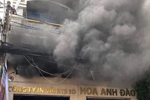 Cháy công ty may mặc ở Tân Bình, 5 người đu dây vải tiếp đất