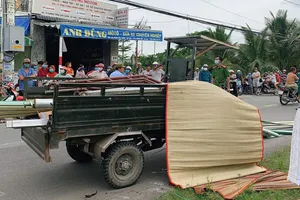 Củ Chi: Va chạm xe ba bánh chở tôn cửa cuốn, bé gái tử vong