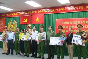 Phó Chủ tịch UBND TP trao khen thưởng cho Công an TP.HCM