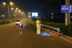 Thầu xây dựng tử vong cạnh xe máy trên đường Võ Văn Kiệt