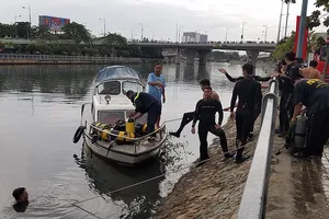 Tìm được thi thể người nhảy cầu Nguyễn Văn Cừ