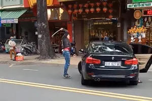 Thanh niên múa gậy đập xe BMW trên đường ở TP.HCM 
