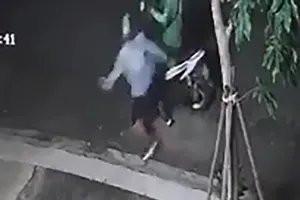 1 tài xế bị tạt nước cay vào mắt, cướp xe lúc rạng sáng