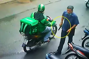 Clip ghi cảnh 1 người rút súng, lên đạn dọa dân ở TP.HCM