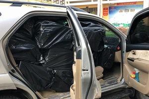 Gắn chồng 2 biển số để chở thuốc lá lậu từ cửa khẩu về TP.HCM