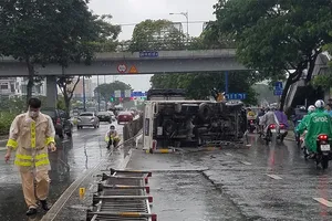 Xe tải lật trên đại lộ Võ Văn Kiệt, tài xế và phụ xe bị thương