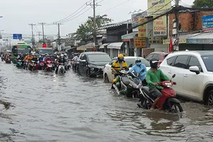 Bình Chánh: Triều cường dâng cao, dân bì bõm vượt ngập 