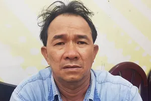 Mua trái cây đặt bàn thờ ông địa rồi dí dao cướp gia chủ