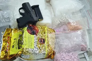 Tài xế xe ôm tàng trữ súng vận chuyển ma túy