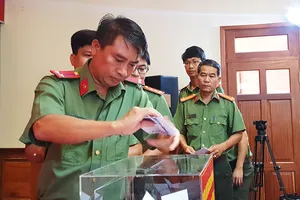 Cán bộ, chiến sĩ Cục An ninh nội địa chung tay giúp miền Trung