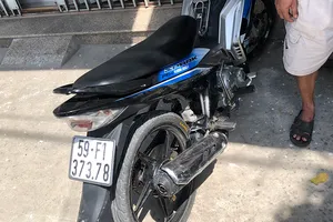 Giật đồ bất thành, hai tên cướp bỏ xe, chạy thoát thân