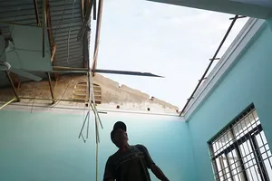 Toàn tỉnh Quảng Ngãi có hơn 84.000 ngôi nhà sập, tốc mái