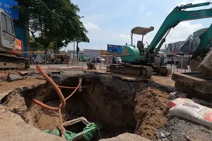 Đổ đất cát lấp hố khổng lồ ở đường Phan Văn Trị