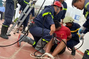 Cảnh sát giải cứu ngoạn mục thanh niên dọa nhảy lầu chung cư