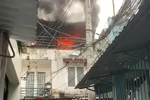 Quận 6: Nhà trong hẻm cháy dữ dội, cả khu phố náo loạn