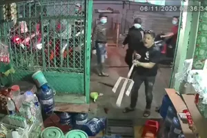 Côn đồ cầm hung khí truy sát người đàn ông ở Bình Tân